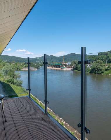  Vlastný balkón a výhľad na rieku v AQUA SPORT HOTEL***
