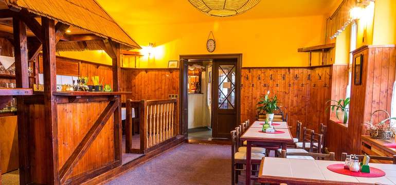 Restaurace je příjemné místo nejen k jídlu, ale i k posezení se skleničkou