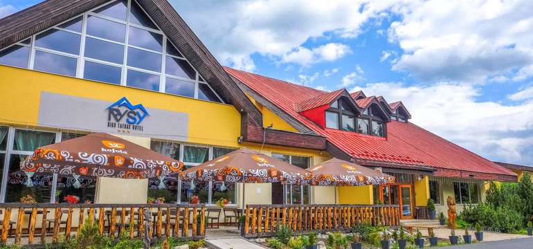 Hotel Rysy*** sa nachádza v malebnom prostredí Vysokých Tatier