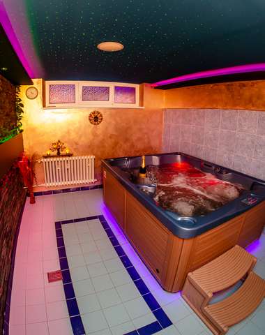 Privátny vstup do jacuzzi v Relax Worlds pre dvoch