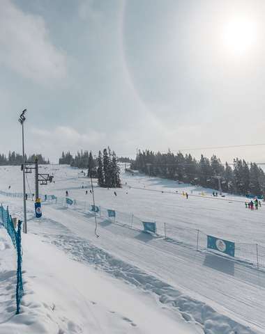 Juhozápadná časť umožňuje obdivovať panorámu Tatier