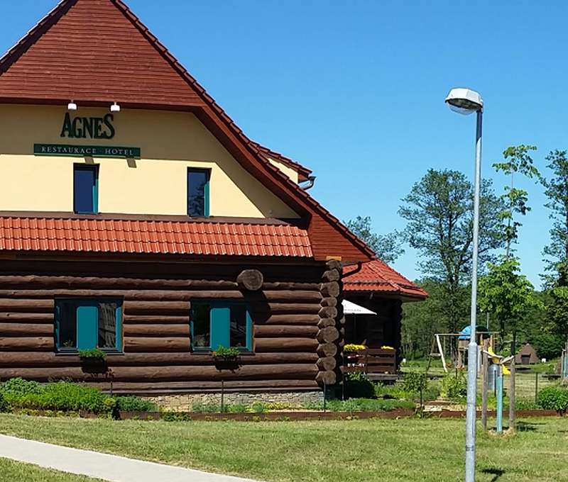 Moderní dřevěný srub u rybníka je zárukou klidné dovolené