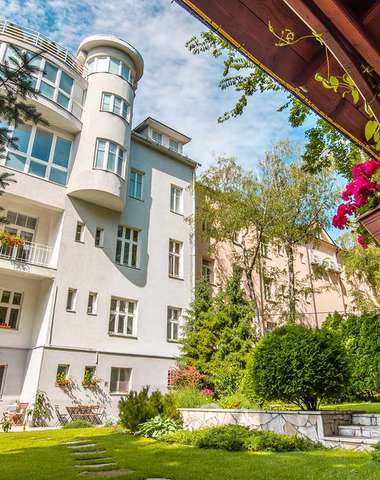 Hotel Arcus*** je známy svojou krásnou záhradou, kde môžete aj grilovať