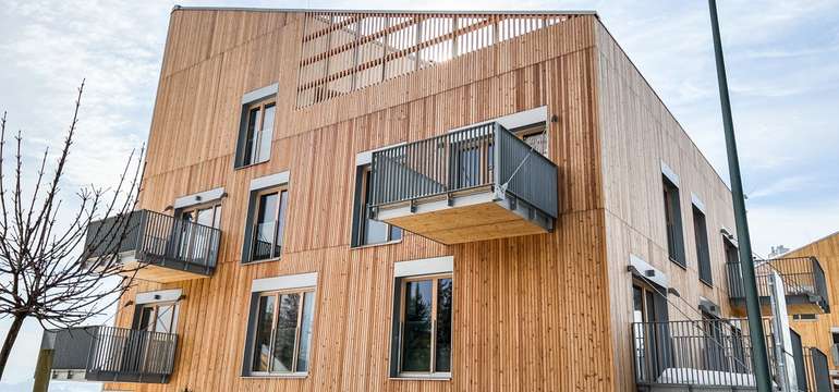 Drevená fasáda apartmánového domu na Kubínskej holi s balkónmi