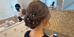 Spoločenský či svadobný účes s make-upom aj zapletané copy