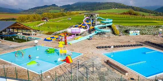 Celodenné vstupy do Aquaparku Lipany s termálnymi bazénmi a výhľadom na hory/Lipany