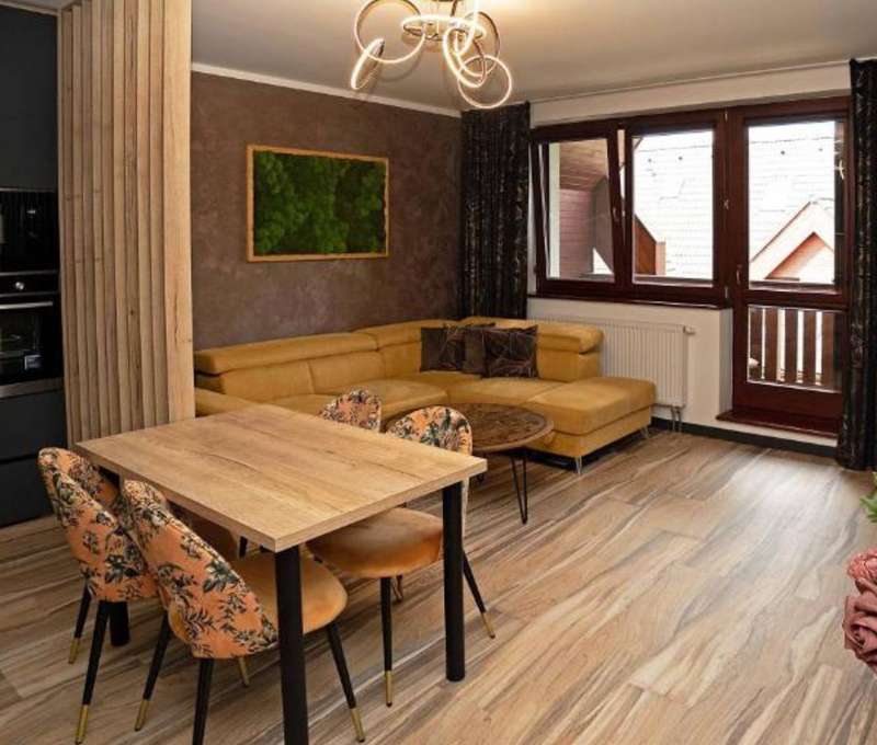 Obývacia izba s TV a balkónom s krásnym výhľadom