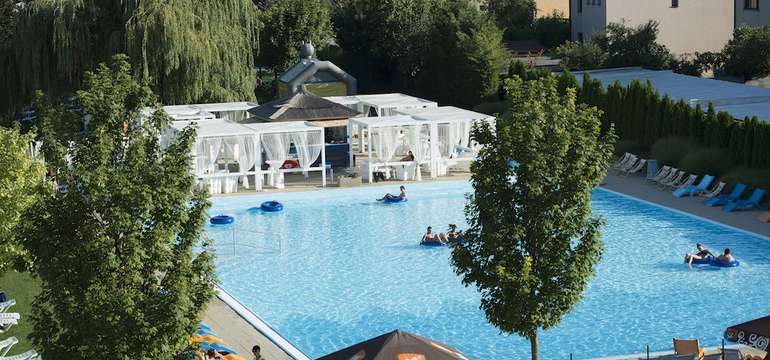 Voda má teplotu 28-38 °C a bazény sú rozdelené na plavecké, pokojové a relaxačné