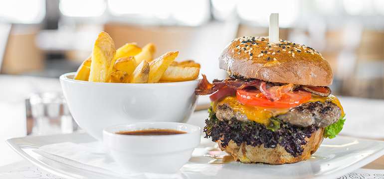 Hovädzí burger BistrOne v domácej žemli