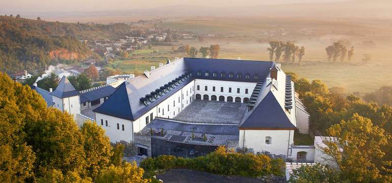 V srdci Slovenska, neďaleko mesta Zvolen v obci s rovnomenným názvom leží zámocký hotel Víglaš