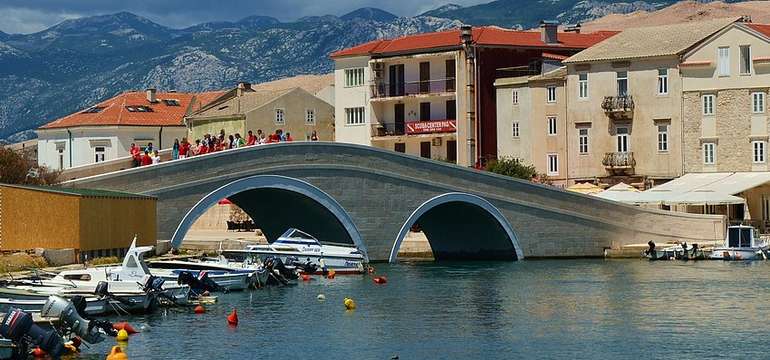Dovolenka na Pagu vo Ville Jadran, len 50 m od pláže s polpenziou priamo v budove, s možnosťou fakul