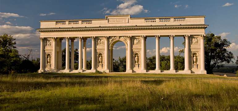 V parku je mnoho architektonických skvostů, jezírek a míst k relaxaci