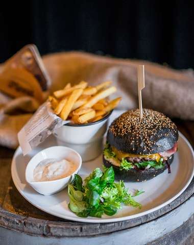 Hovädzí burger s cheddarom a hranolčekmi 