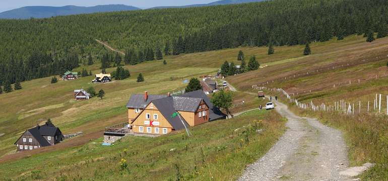 Špindlerův Mlýn je protkán mnoha turistickými trasami vedoucí z města až na vrcholky hor