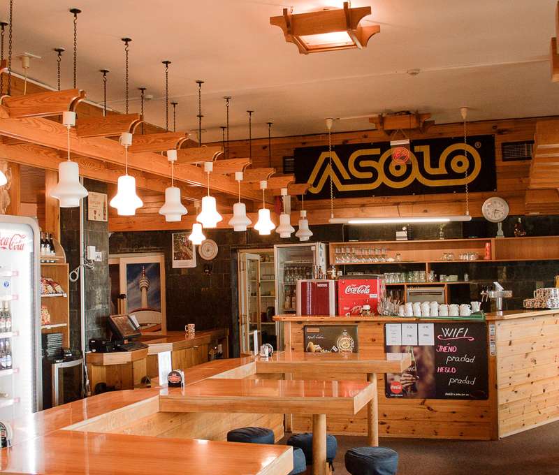 Výhled nabízí i hotelová restaurace
