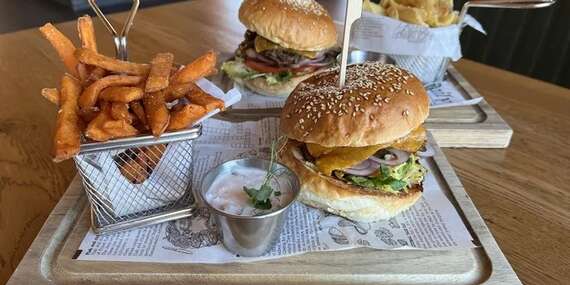 Hamburgery s hranolčekmi a omáčkou podľa vlastného výberu v reštaurácii Rock Farm vo Veľkej Lomnici/Vysoké Tatry - Veľká Lomnica