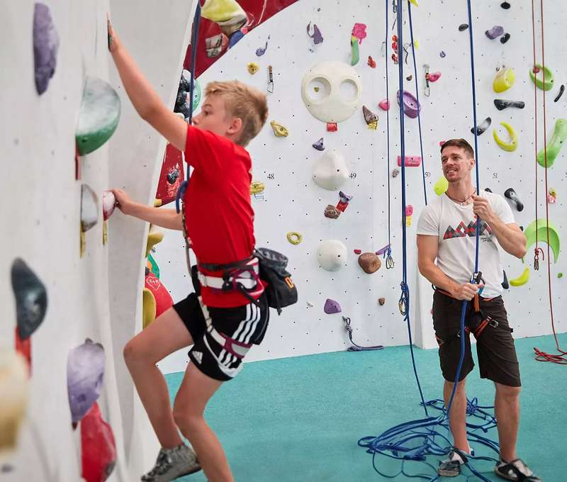 Lezecký zážitok výstrojom a inštruktorom na Lezeckej stene K2