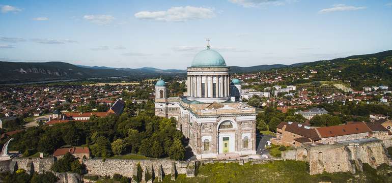 Penzión sa nachádza pod slávnou bazilikou v meste Ostrihom
