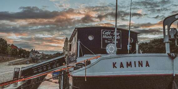 Zážitková plavba lodí po Vltavě s možností rautu a živé hudby/Praha - Vltava