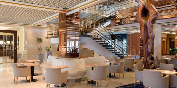 EXTRA CENA: Panorama Hotel Prague s raňajkami a wellnessom na 24. poschodí/Česko - Praha