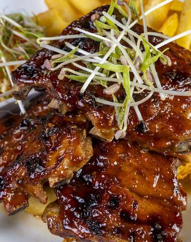 Grilované rebierka, steakové hranolky a šalát coleslaw vo Farmárskom grile