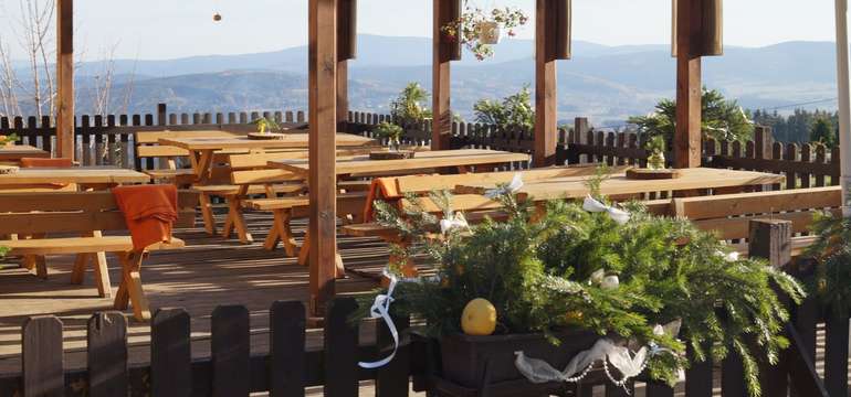 Součástí restaurace je jižní venkovní krytá terasa s výhledem na Boubín
