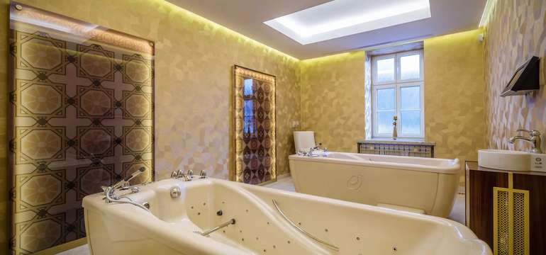 Zrekonstruovaný hotel ROYAL PALACE***** je zařízen ve stylu art deco a patří k nejluxusnějším