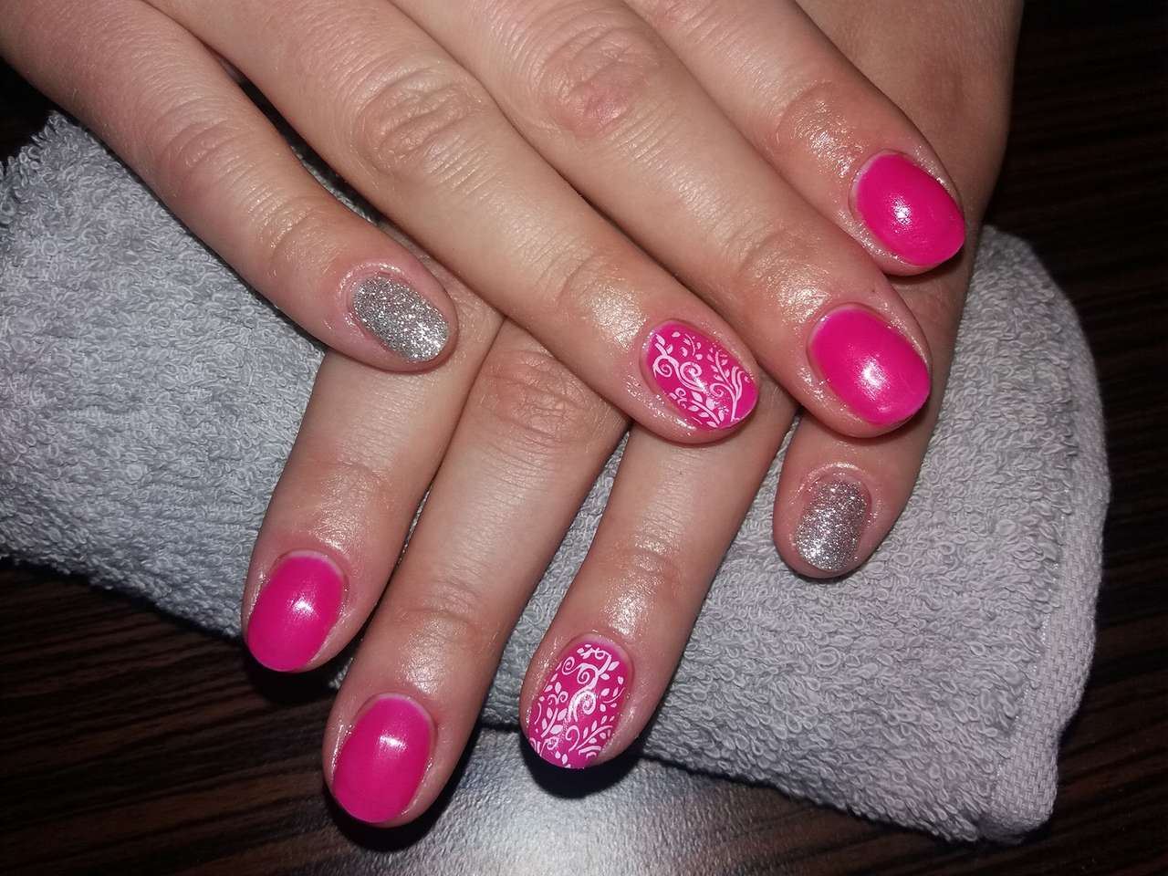 Dokonalo vytvarované gélové nechty, gél lak alebo japonská manikúra v salóne Brilliant Smile