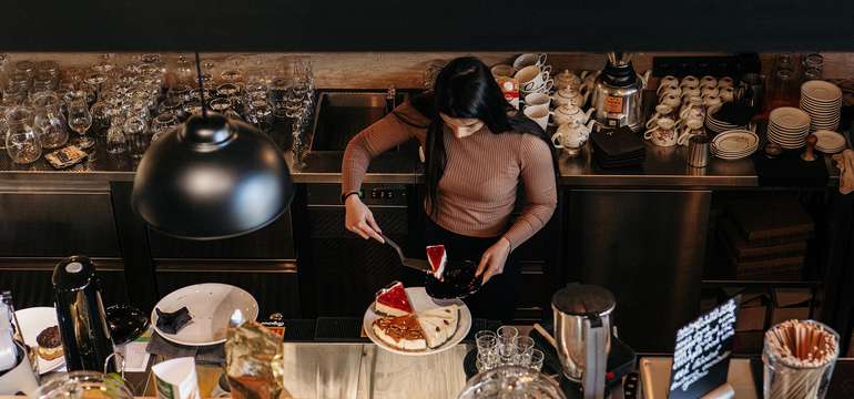 Kvalitná talianska káva s croissantom alebo koláčikom v Emporio Lounge Bar