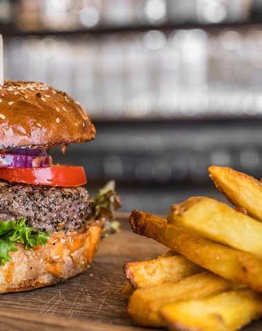 Regular burger s hranolkami a omáčkou