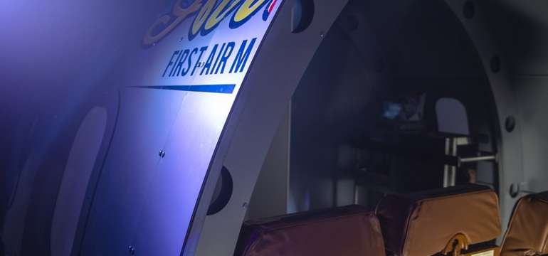 Realistický interiér lietadla, v ktorom sa odohráva escape room