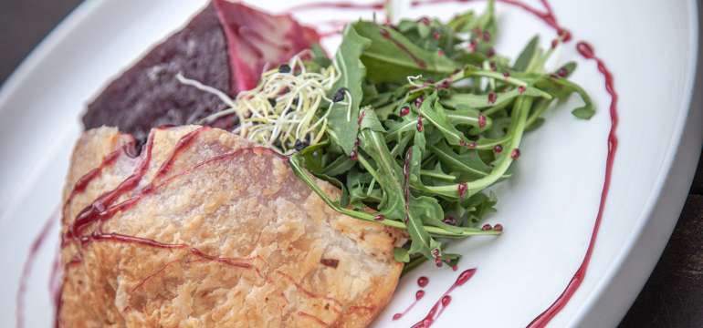 180 g Cviklový Wellington, redukcia z portského vína, rukola