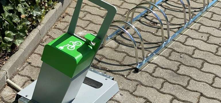 V okolí sa nachádza veľa cyklotrás a aj možnosť prechodu do Rakúska