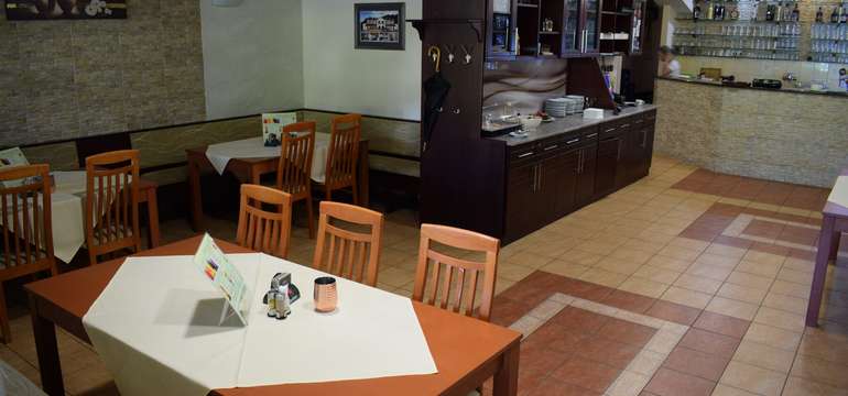 V CAFE RESTAURANT vás čaká príjemné a spoločenské posedenie pri chutnom obede či večeri