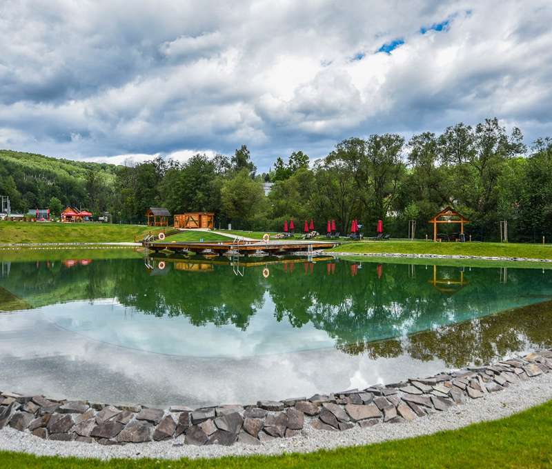 Relax areál biokúpaliska tvoria 3 nádrže - rybník, kúpacia nádrž a externá biológia