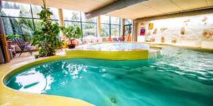 Doprajte si odpočinok a zrelaxujte sa krytom rajskom bazéne s teplou 31 °C vodou