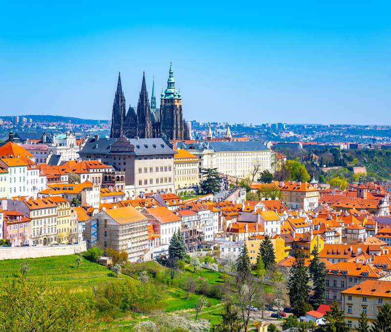 Přes nedalekou zahradu Kinských se příjemnou procházkou dostanete až na Petřín