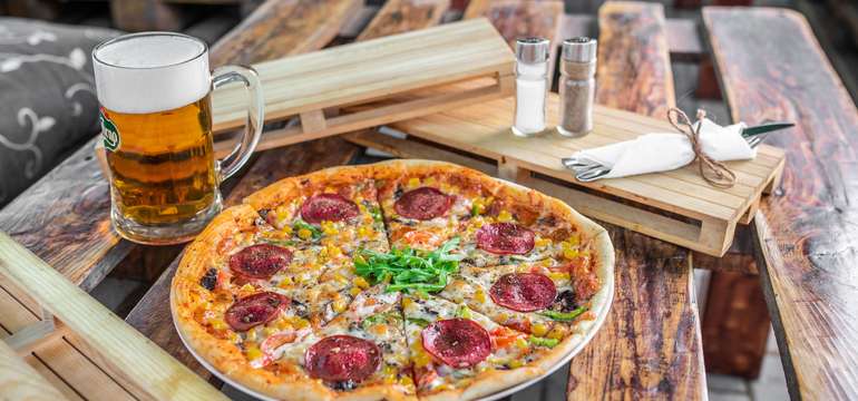 Pizza podľa vlastného výberu a veľké pivo alebo Kofola k tomu v Piváreň Pod Mostom