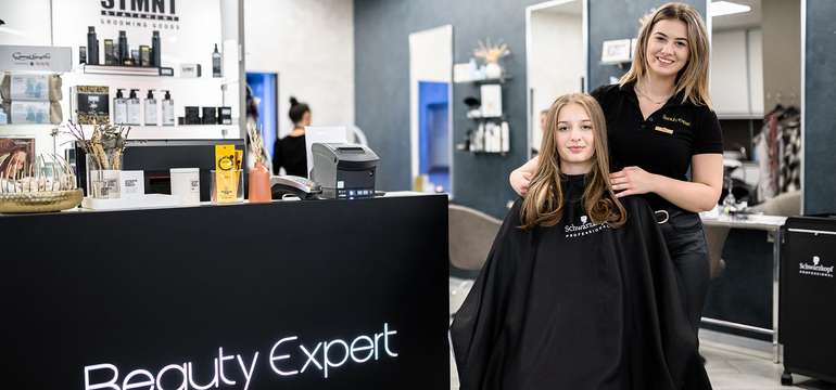 Profesionálny strih a fúkaná s profesionálnou hairstylistkou