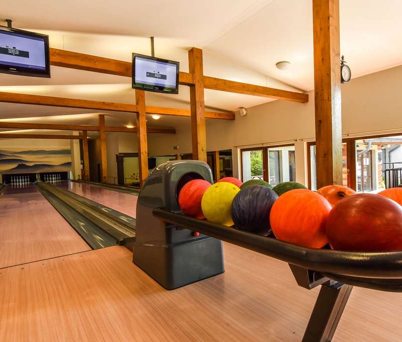 Popoludní a v noci je pre ubytovaných hostí aj širokú verejnosť otvorený bowling bar