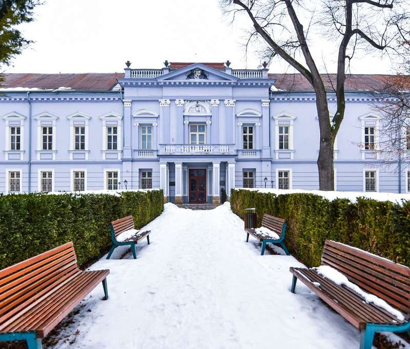 Barokovo-klasicistický kaštieľ Mojmírovce z 18. storočia obklopený anglickým parkom
