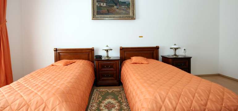 V štvorlôžkových apartmánoch je manželská posteľ a 2 samostatné lôžka