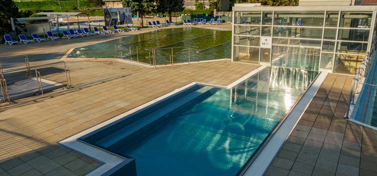 Teplota vody v bazénoch sa pohybuje od 26 do 38 °C