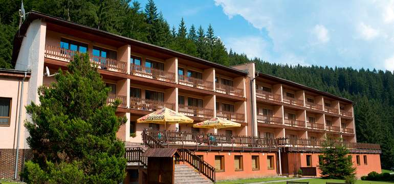 Horský Hotel Podjavorník leží v srdci chránenej prírodnej oblasti nad dedinou Papradno