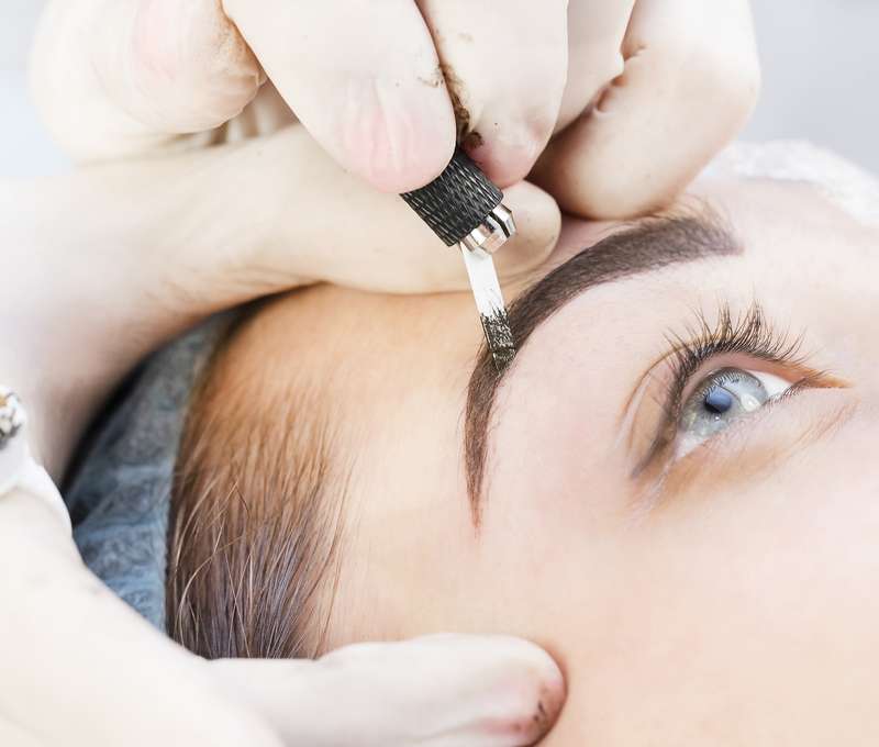 Dokonalé obočie s technikou Combre alebo microblading