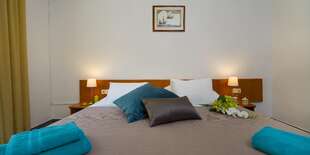 Izby sú vybavené vlastným sociálnym zariadením, fénom, WiFi (zdarma), klimatizáciou, SAT/TV a telefó