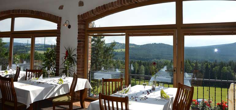 Restaurace je prosklená a nabízí úžasné výhledy