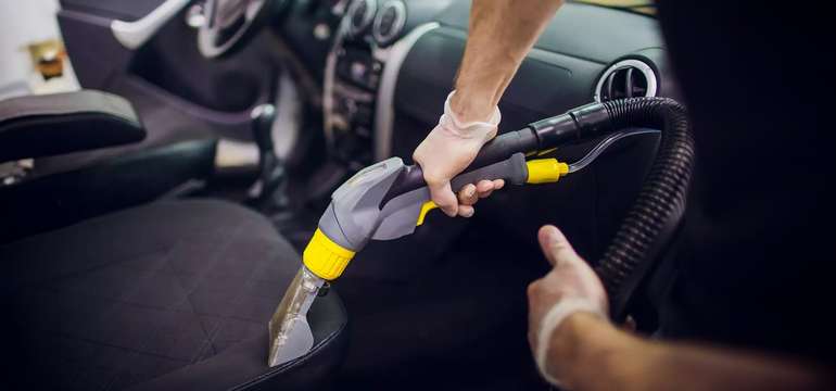 Jarný detailing alebo umytie exteriéru a interiéru vozidla