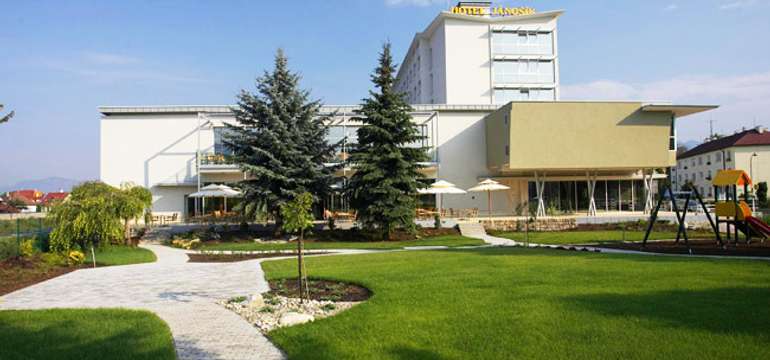 Hotel Jánošík sa nachádza v centre Liptovského Mikuláša