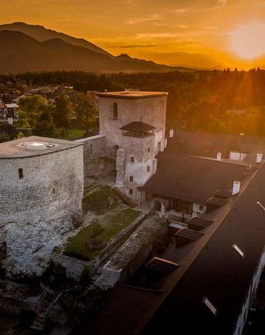 K Liptovskému hradu sa dostanete príjemnou prechádzkou za 13 minút
